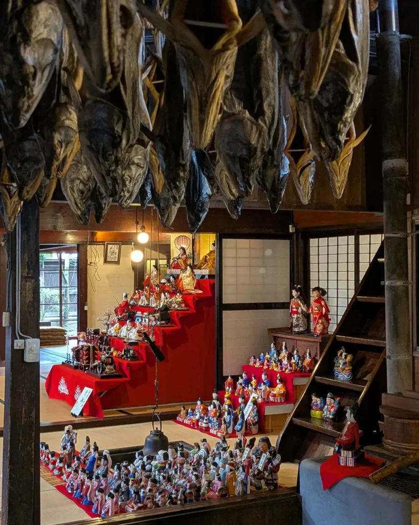 吊るされた鮭と人形さま