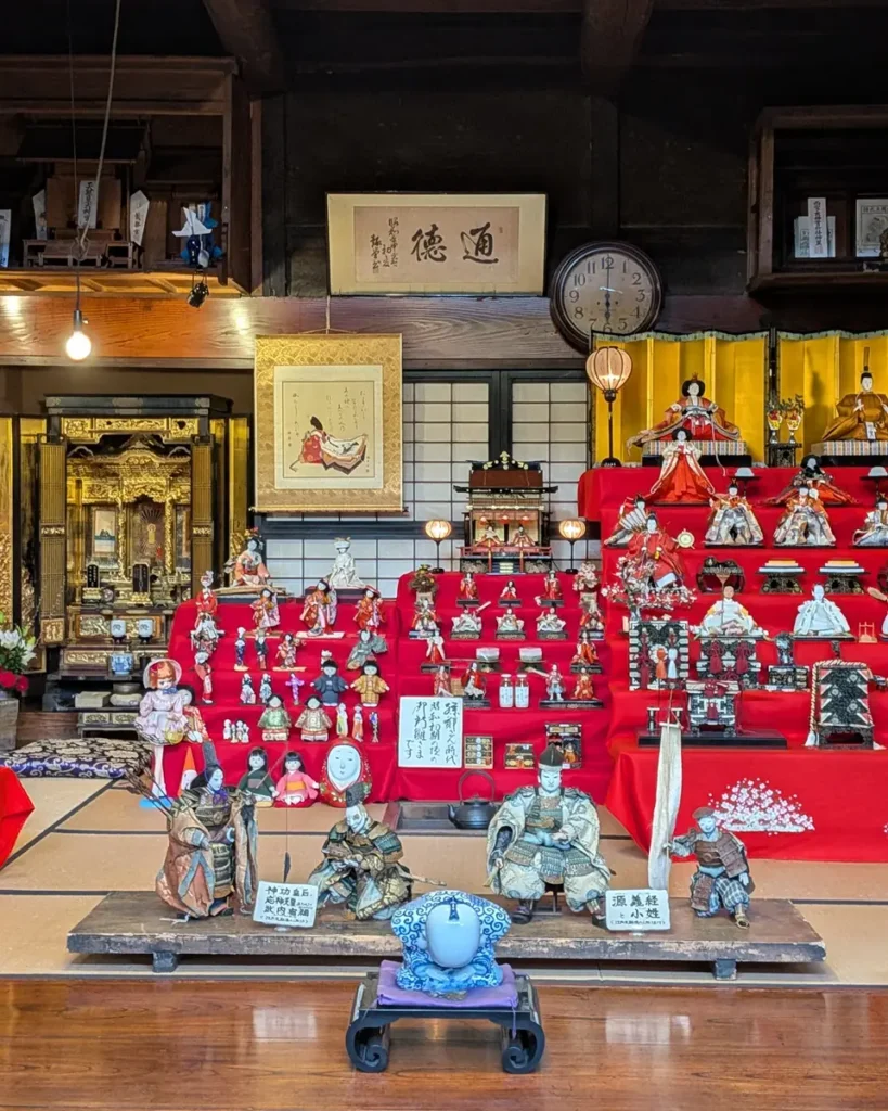 中央で頭を下げる福助人形