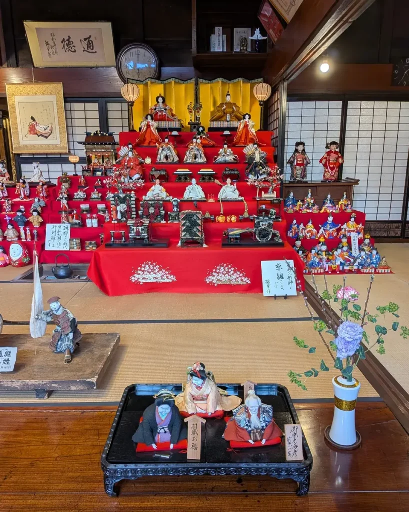 手前に羽織お福、奥に七段飾りの雛人形