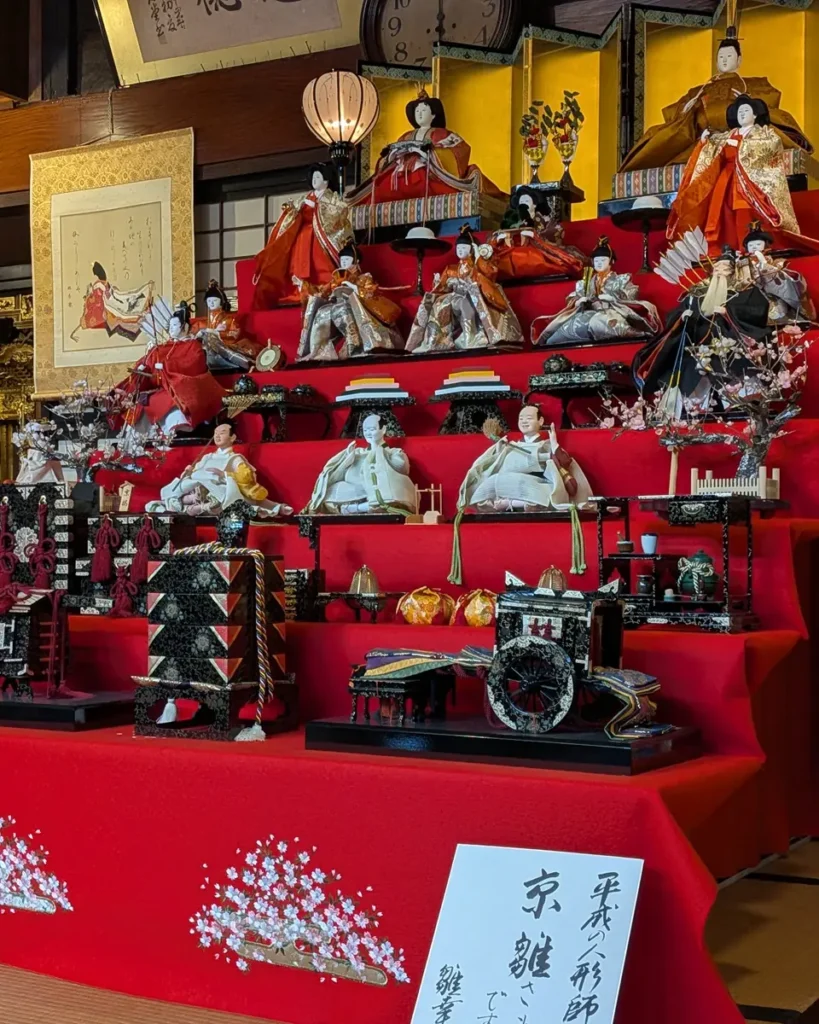 七段飾りの雛人形の近影