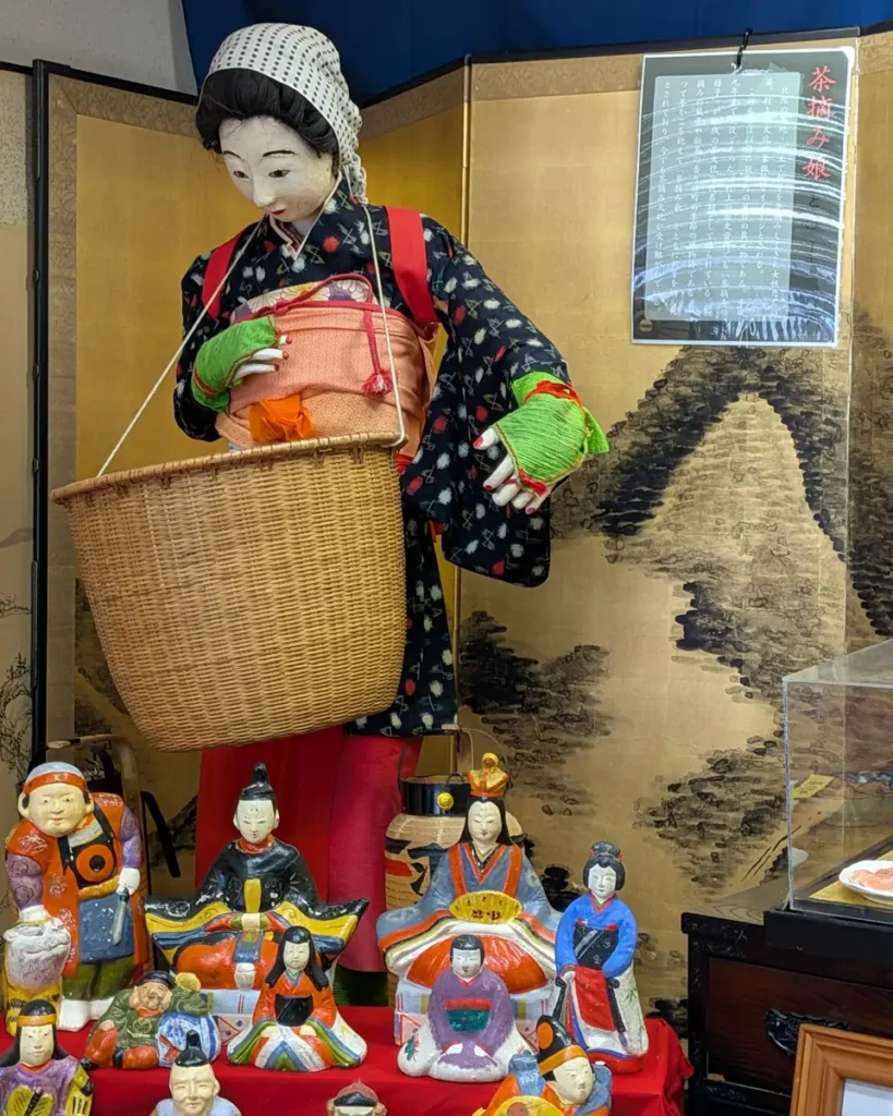 茶摘み娘の人形さま。以前は羽黒町の仁輪加屋台の載せ物でした。