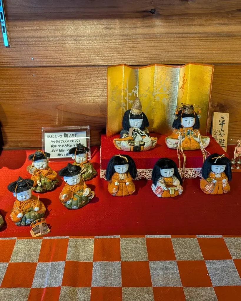 平安雛や昭和レトロの雛人形のアップ