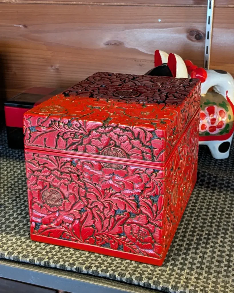 牡丹唐草模様の村上木彫堆朱の小箱