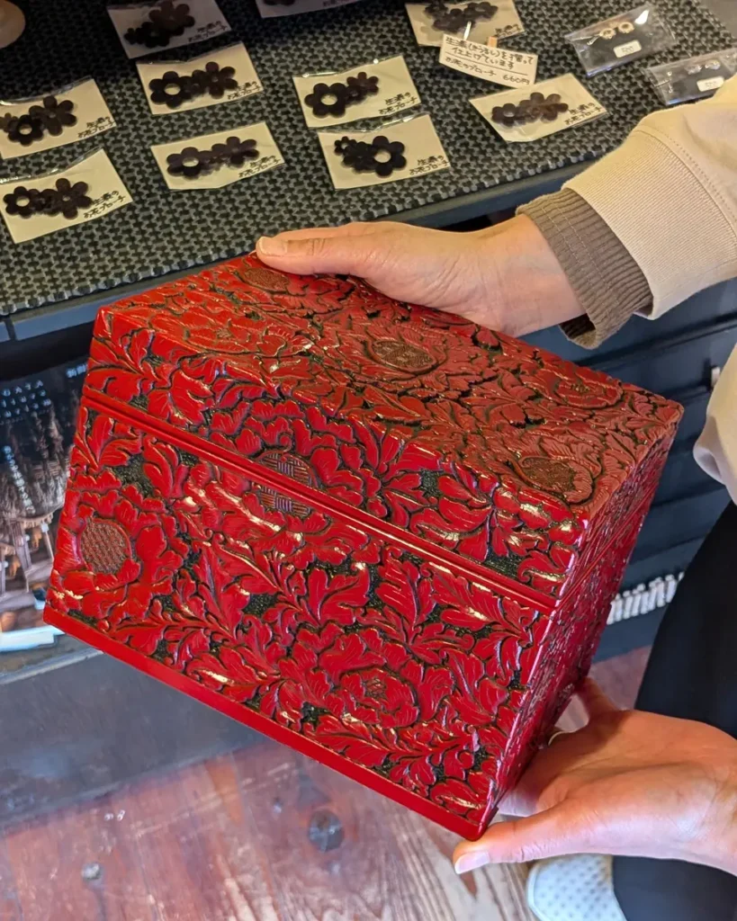 オーナーの鈴木さんの作品。地紋が各面に彫られ、同じ地紋が重ならないよう配置が工夫されている。