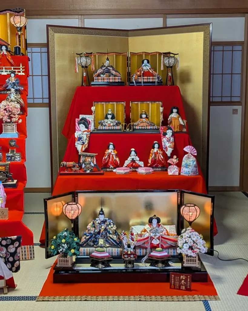 金屏風と絵巻雛