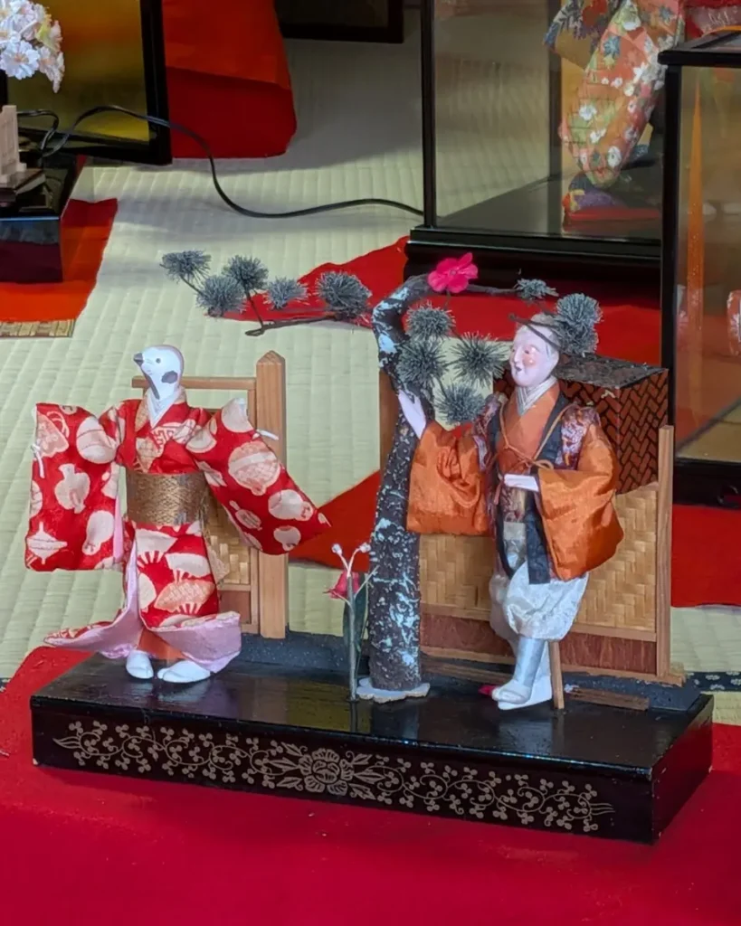 昔話「舌切り雀」を題材にした人形さま