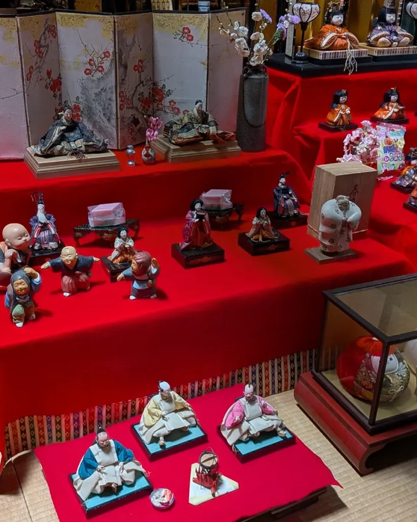 小ぶりで愛らしい人形たち