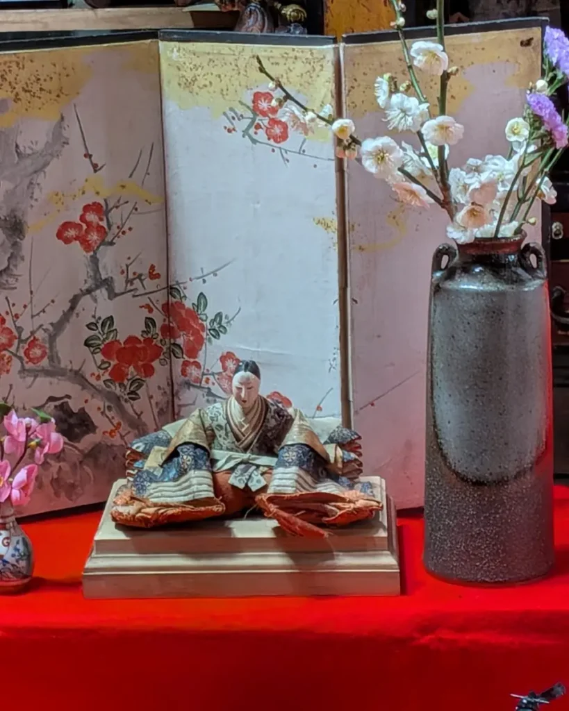 梅を描いた屏風や挿した花が春らしい彩りを添えています。