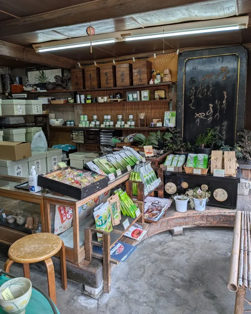 店頭には茶箱や茶器、村上茶の商品が並びます。