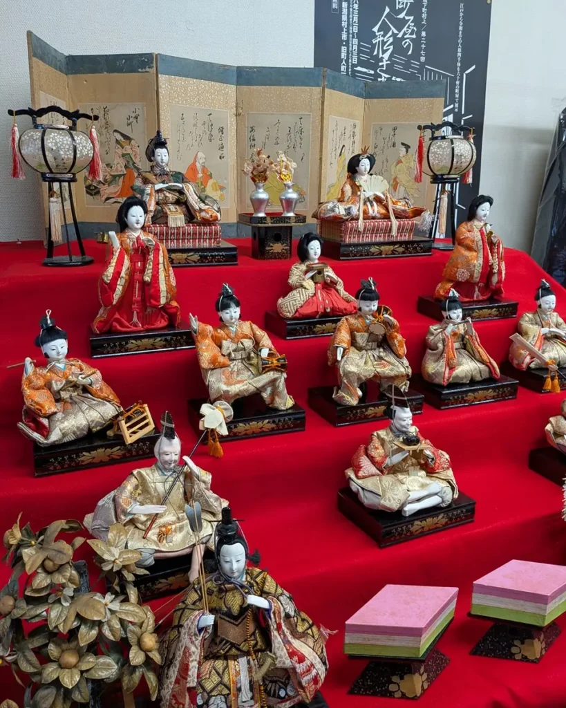 六歌仙の屏風を背にした雛飾り