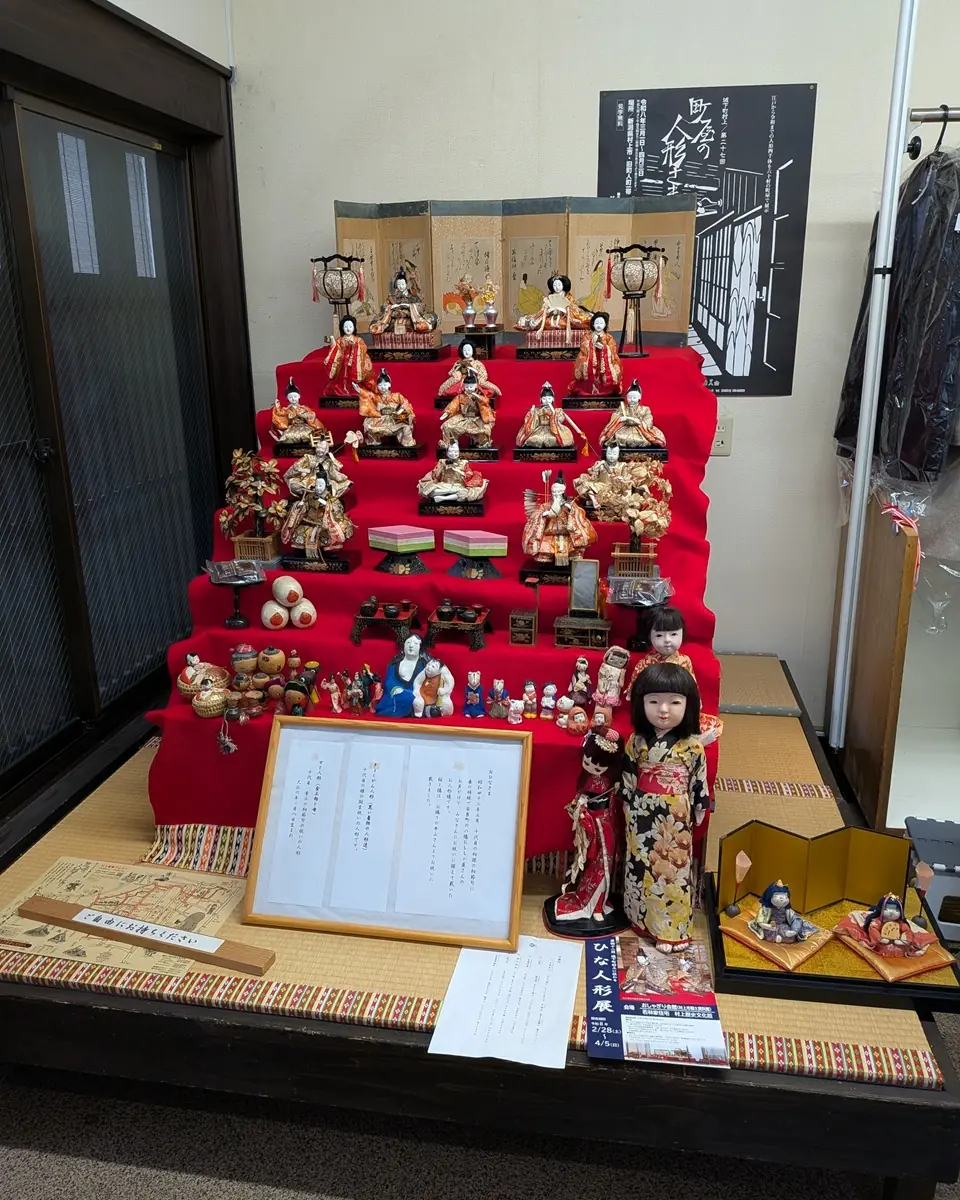 七段飾りの雛壇をうまく生かして人形さまを配置