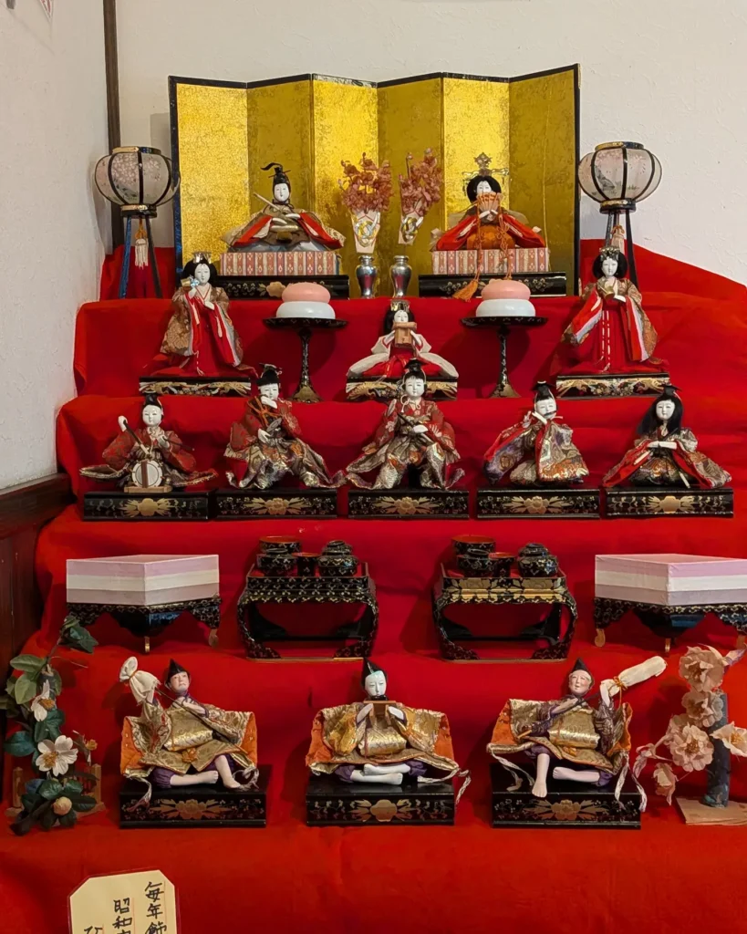 金屏風を背にした雛人形