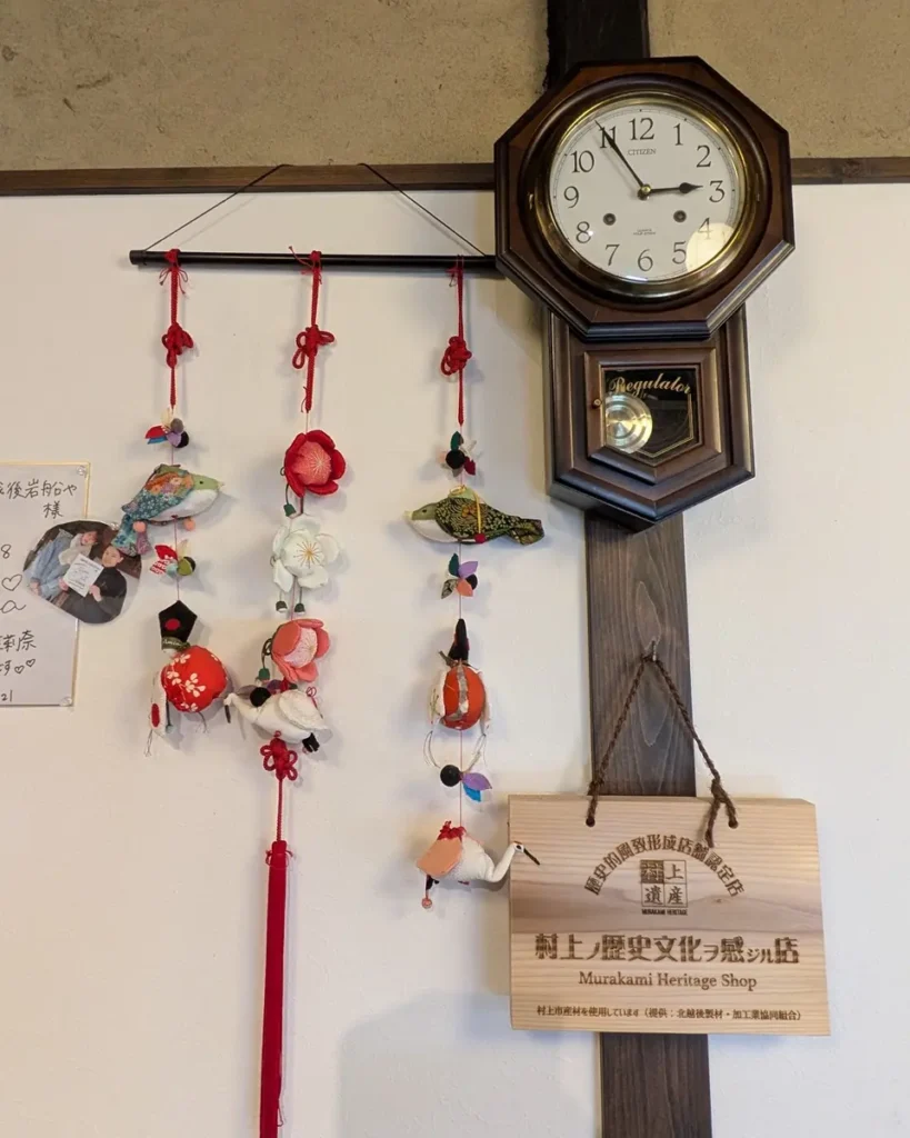 壁の柱時計の脇にはつるし飾り