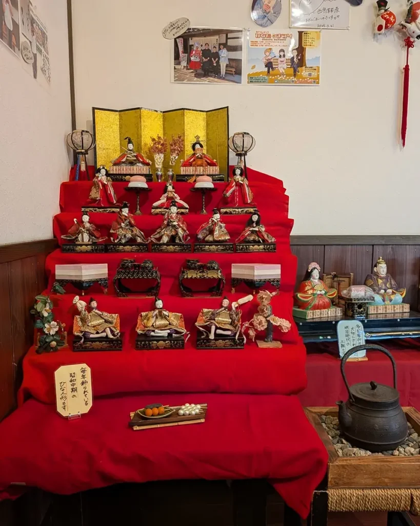 町屋の落ち着いた空気になじむ雛飾りと古い人形