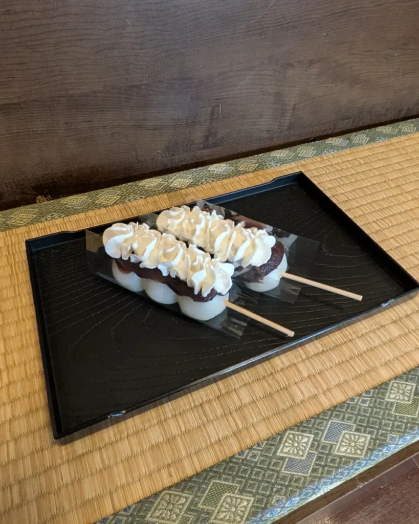 購入したお品はその場でいただくこともできます。