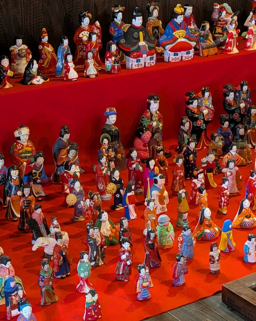 たくさんの土人形が並ぶ。