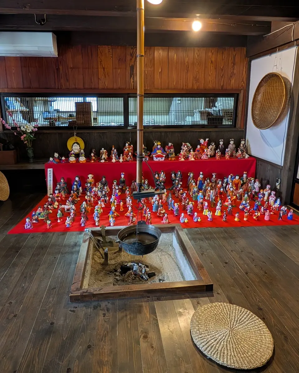 囲炉裏のある板の間に並ぶ土人形