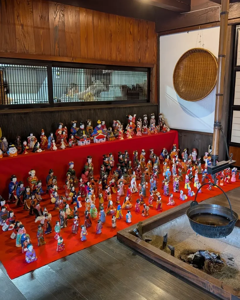 内裏雛のような対の人形さまから、町娘や子どもを思わせる小さな人形さままで、表情も姿もさまざま