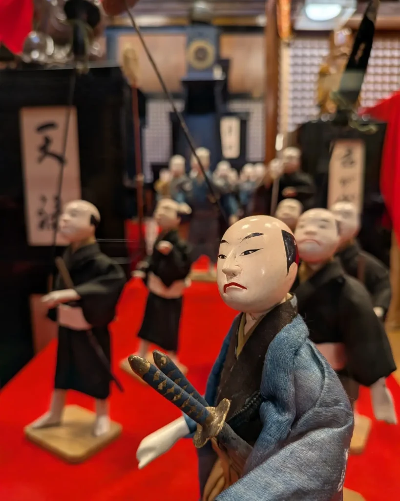 すまし顔の大名行列人形