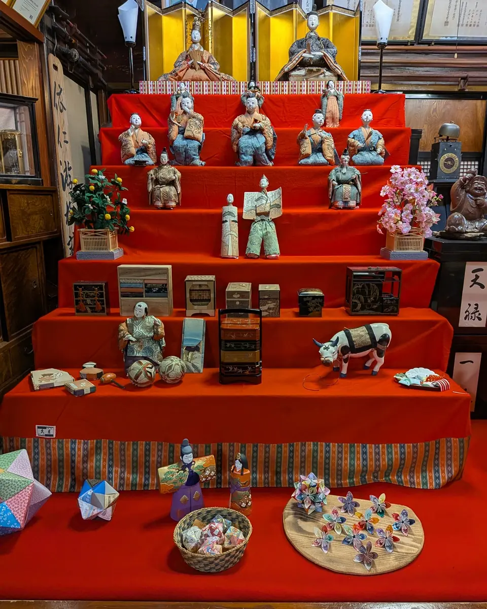 時代を感じさせるひな人形と素朴な折紙飾り
