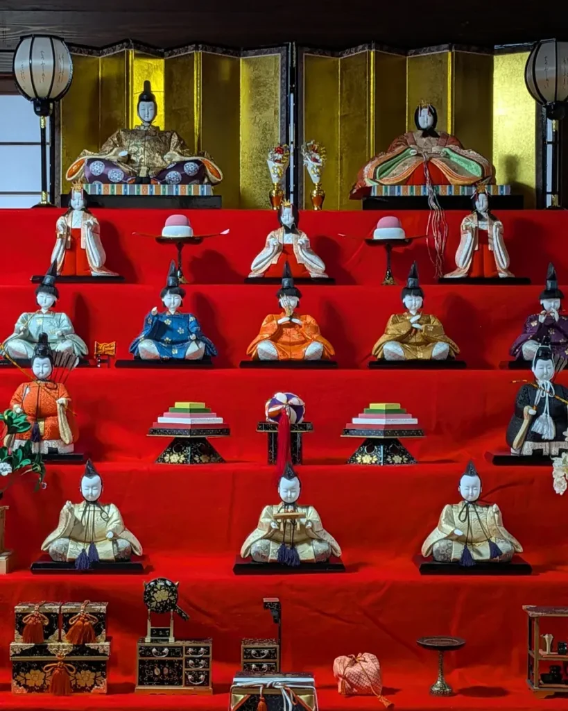 金屏風を背にした端正な雛人形