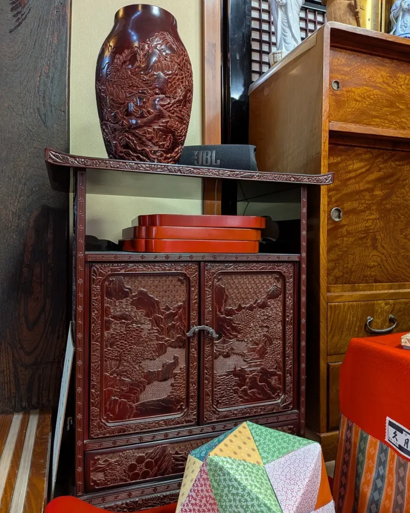 村上木彫堆朱の花瓶、茶箪笥など、村上らしい調度品