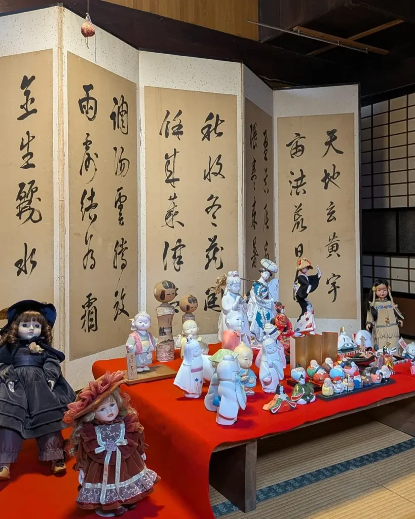 小さな平安雛、七福神、こけし、西洋人形など