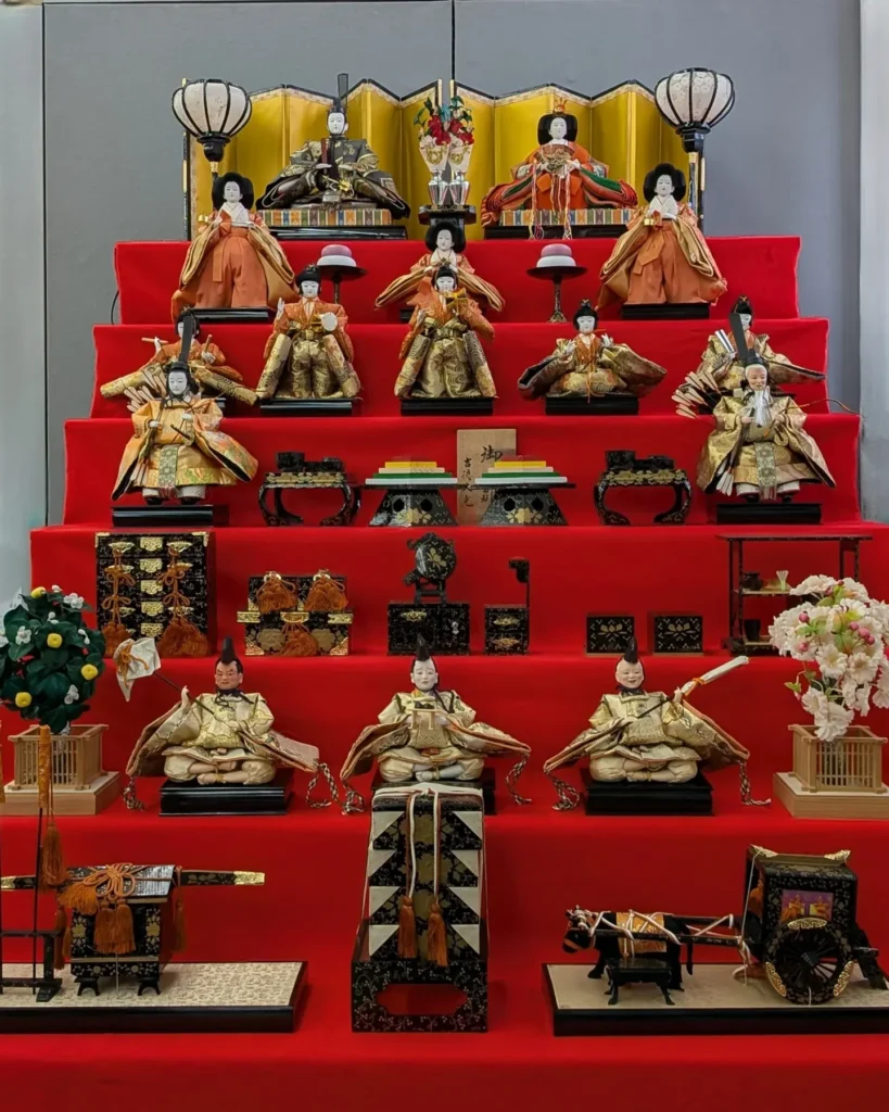 端正な七段飾りの雛人形