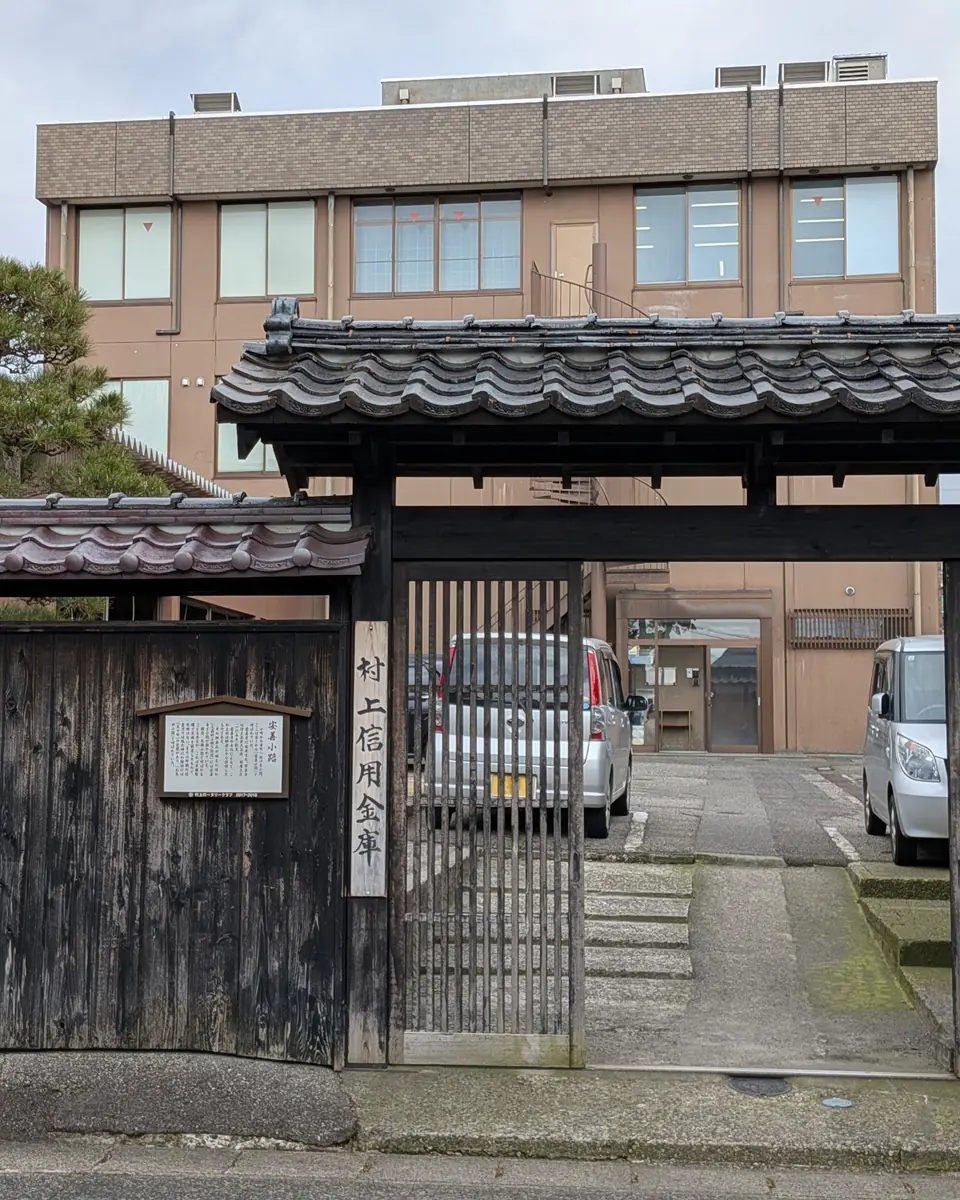 裏手の安善小路からの景観