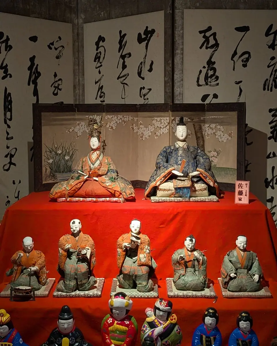 端正な段飾りの雛人形