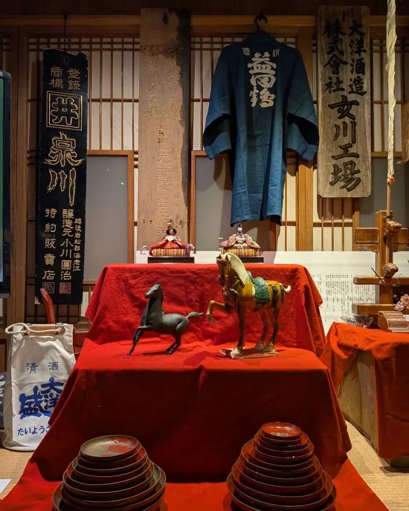 馬の像、酒銘看板や半纏