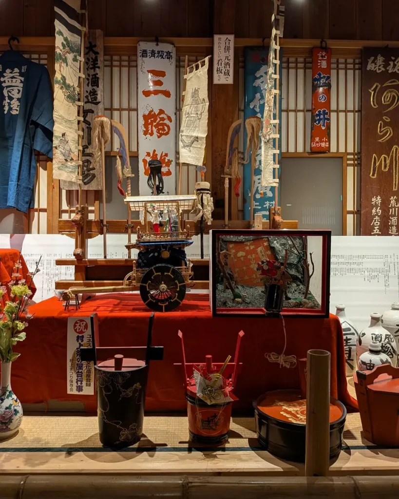 幟、酒器、おしゃぎり屋台の模型など