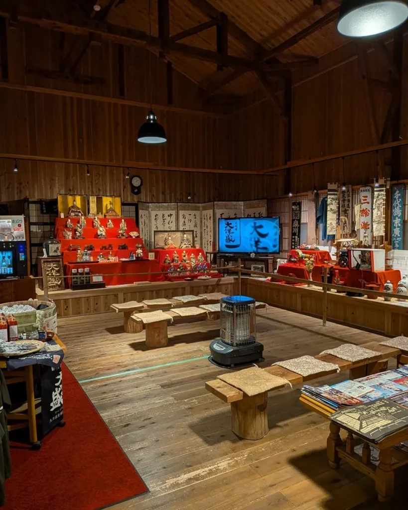 人形さまを眺めながら、自然と酒蔵の歴史にも触れられる展示