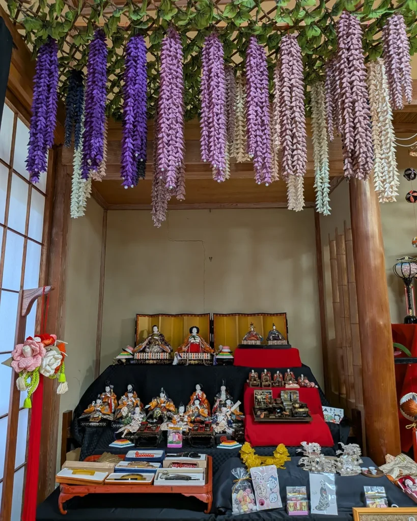 藤の花の吊し飾りと雛人形