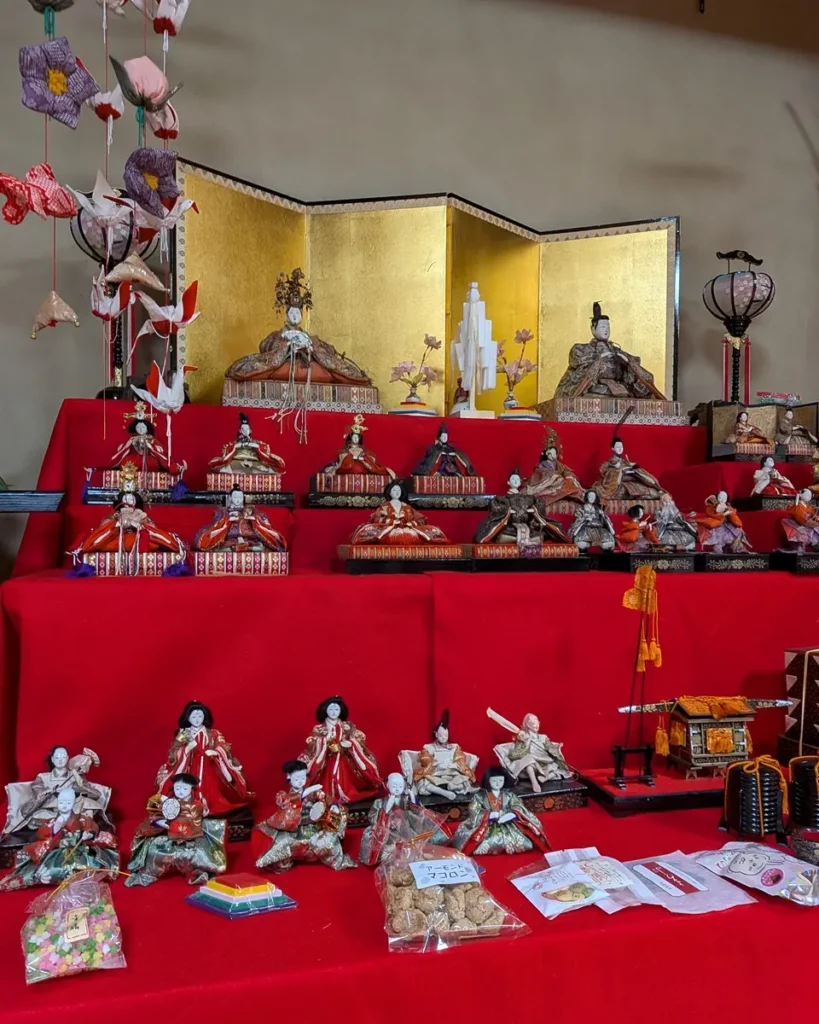 複数の内裏雛が雛壇に飾られています。