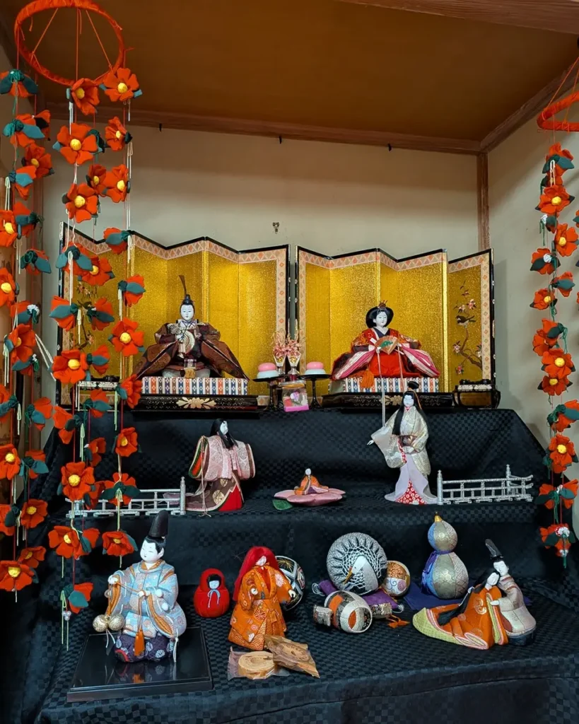 金屏風と内裏雛、牡丹の吊るし飾り