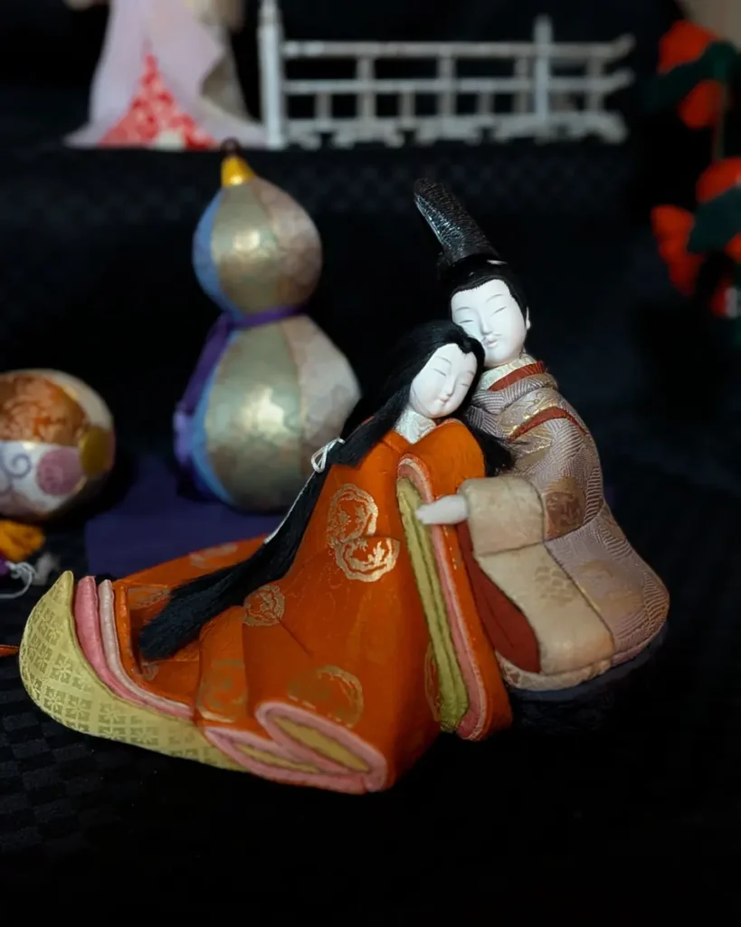 寄り添う姿が印象的な光源氏と紫の上