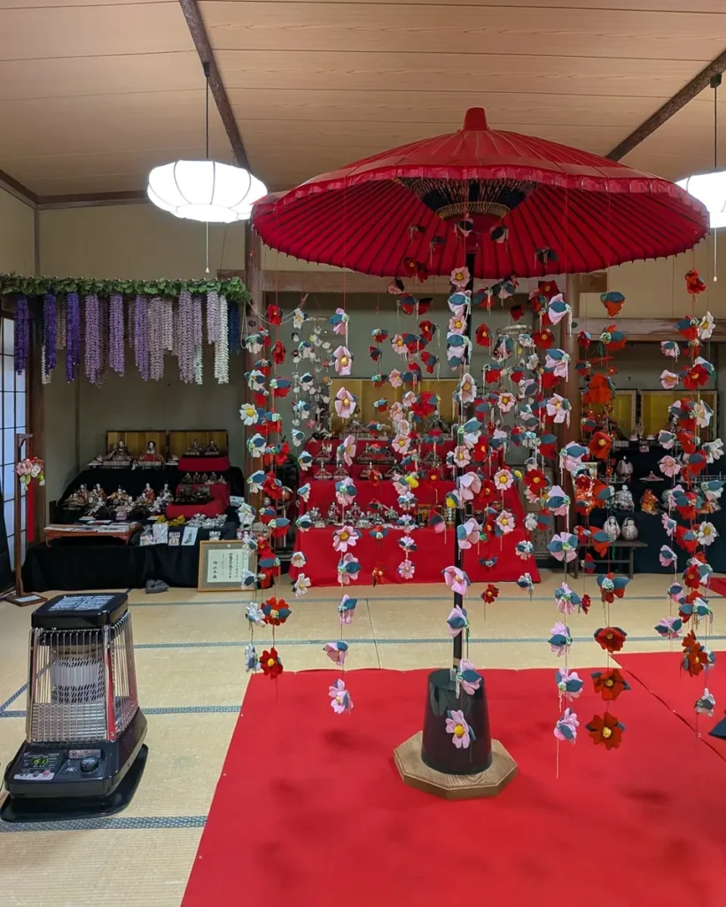 室内中央に和傘と吊るし飾り