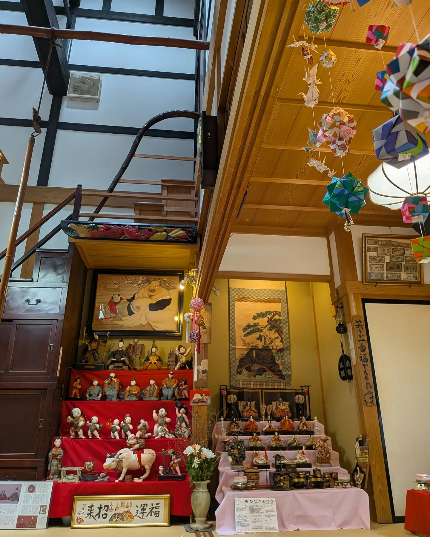多様な飾りものと人形さまたちが、町屋の吹き抜けの造りの中で調和する。