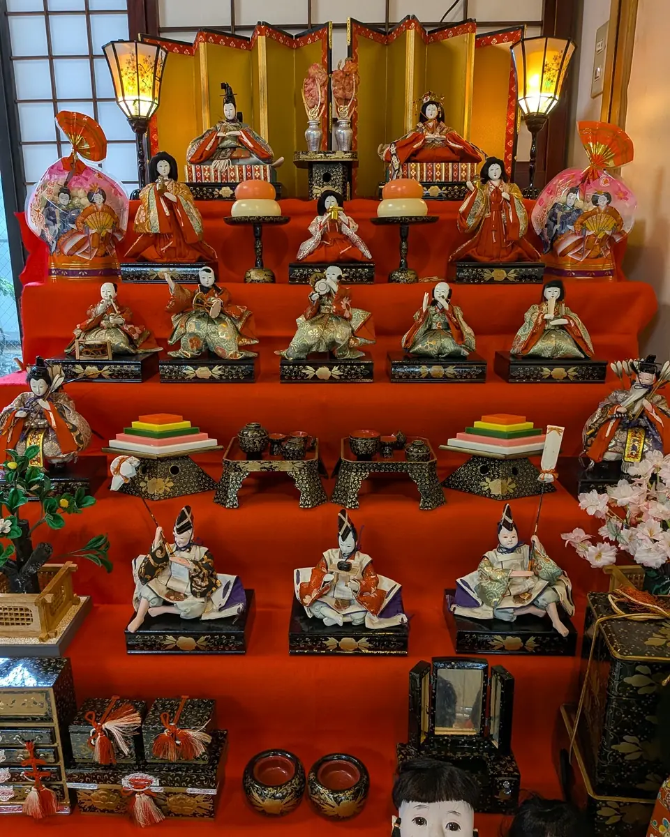 端正な段飾りの雛人形