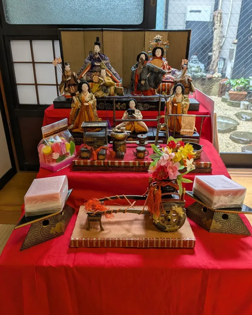 コンパクトにまとまった段飾り