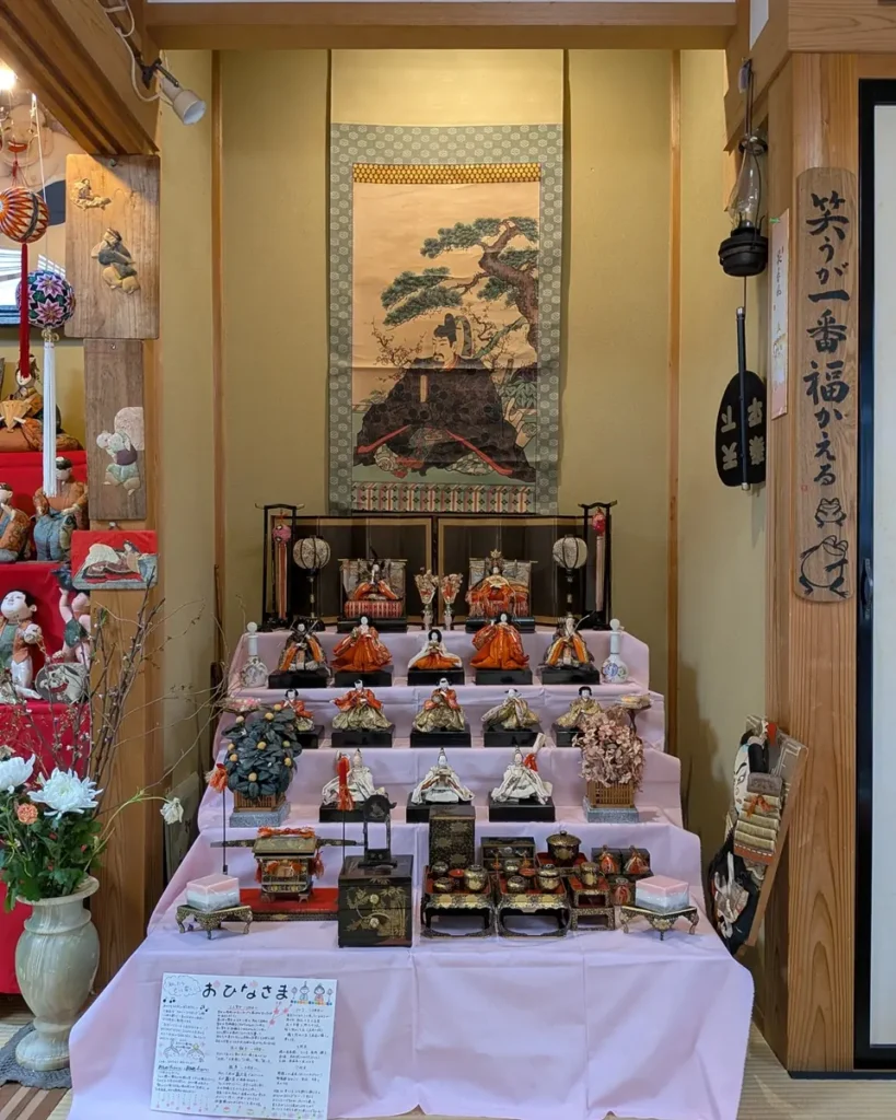 掛け軸を背にした雛飾りと細かな道具類