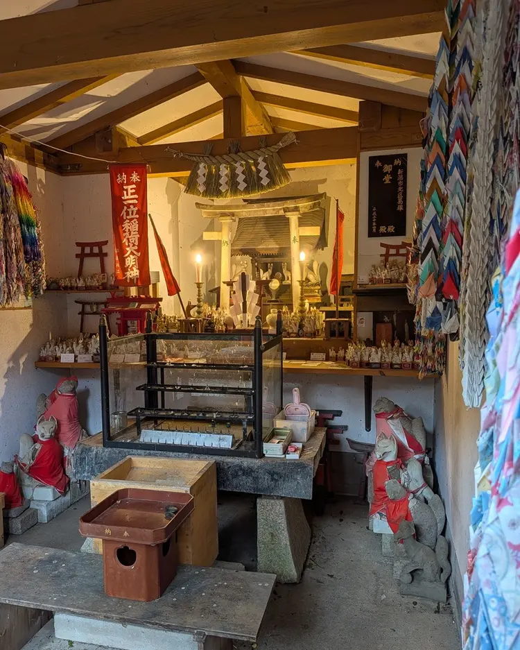 大友稲荷奥の院、お狐様を祀った祠