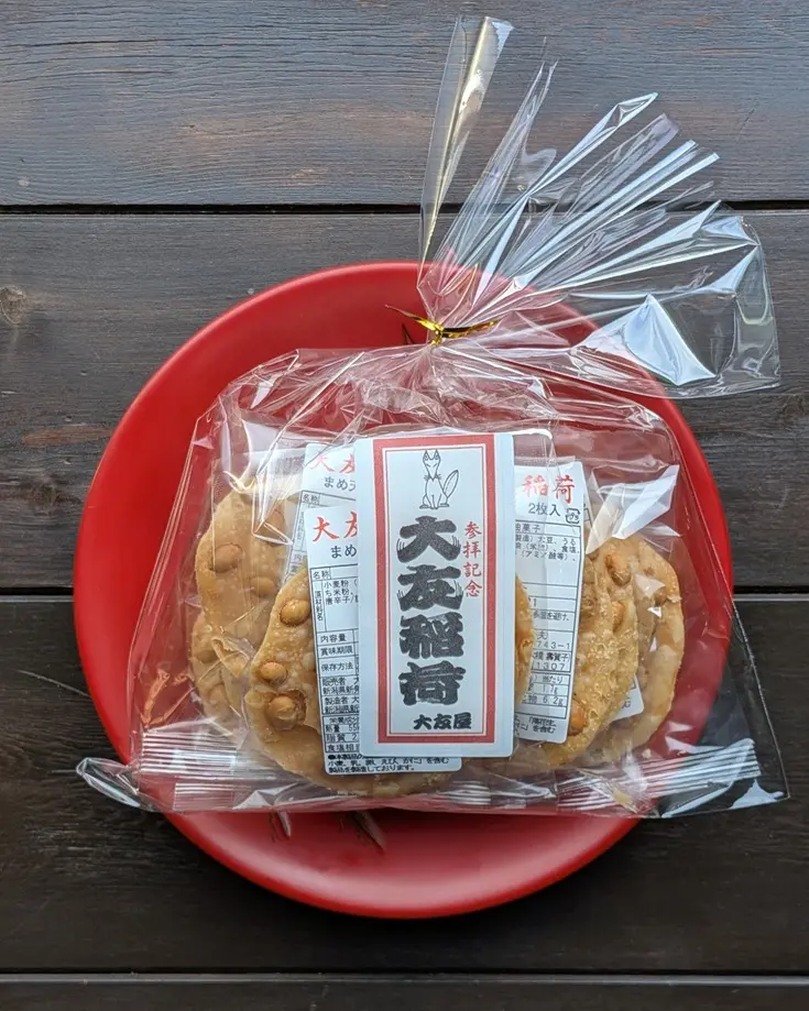 大友屋の「まめ天」は、大友稲荷の本殿や奥の院へのお供え物としても定番のお菓子です。
