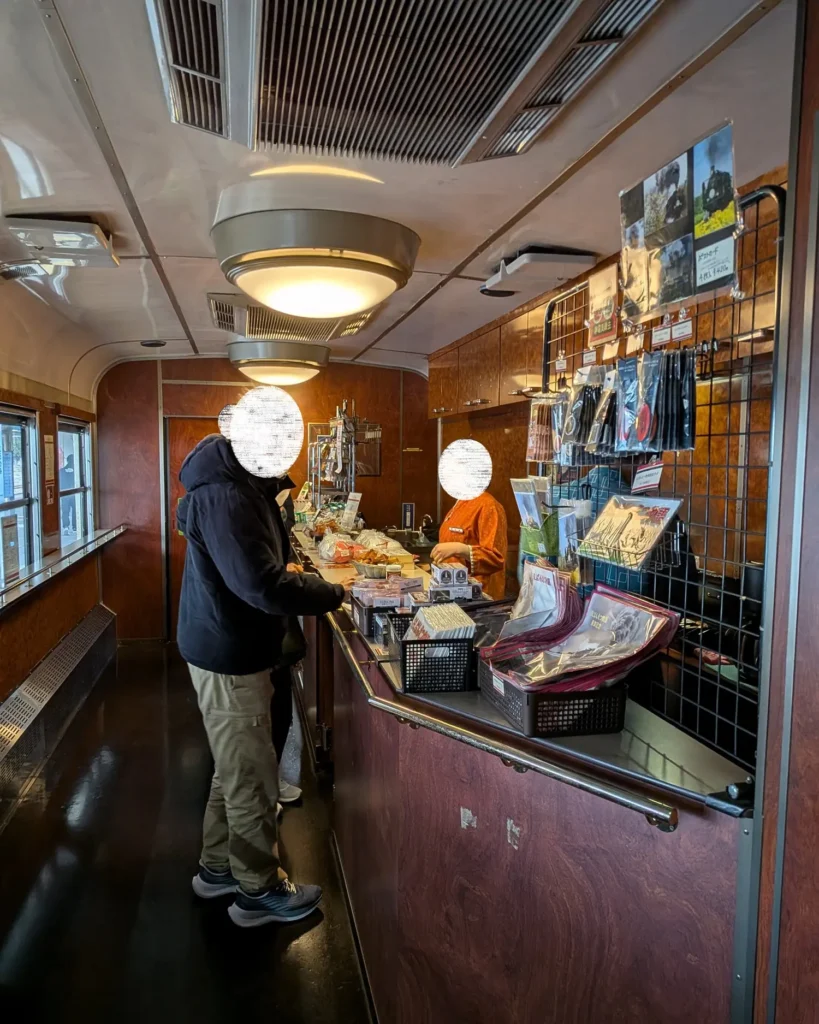 菓子や飲み物のほか、「ばんえつ物語」記念グッズも売っていました。