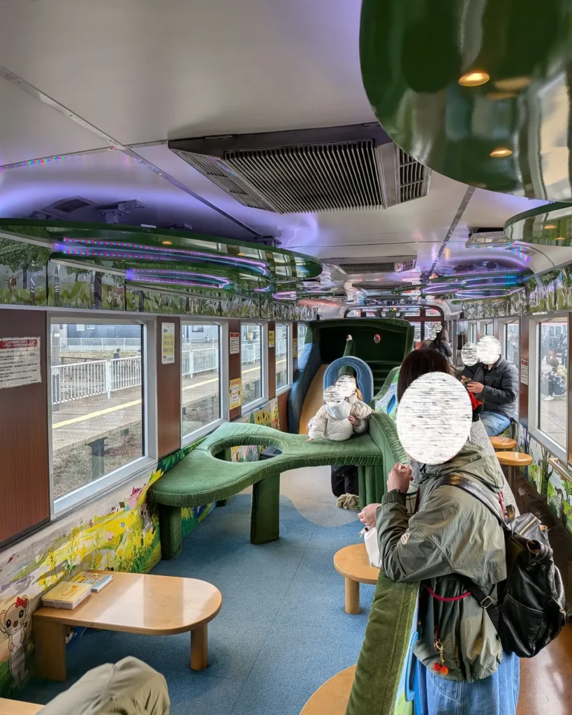 1号車はオコジョをモチーフにした展望車両で、先頭側が展望室、2号車側がキッズスペースです。