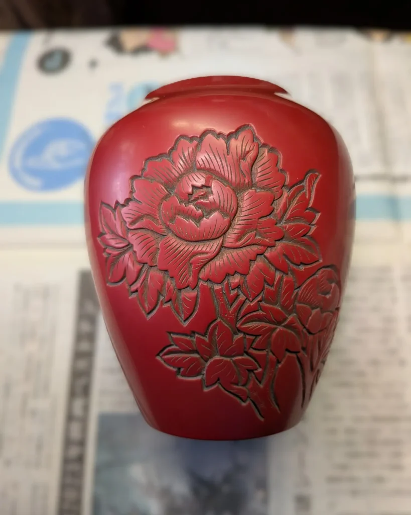 村上木彫堆朱の花瓶(丸形)の汚れを落とし一晩乾かした様子