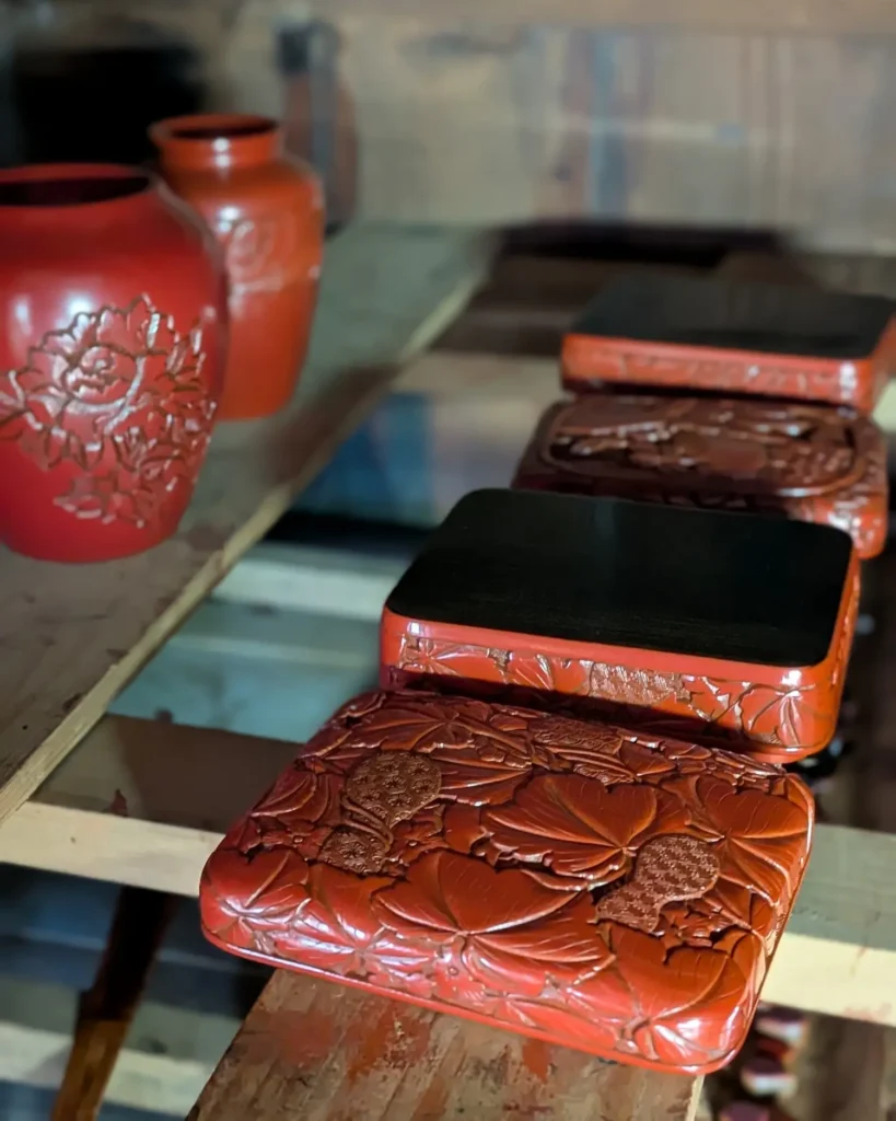 「拭き漆」を終えた花瓶と小箱を、漆風呂に入れて乾かす