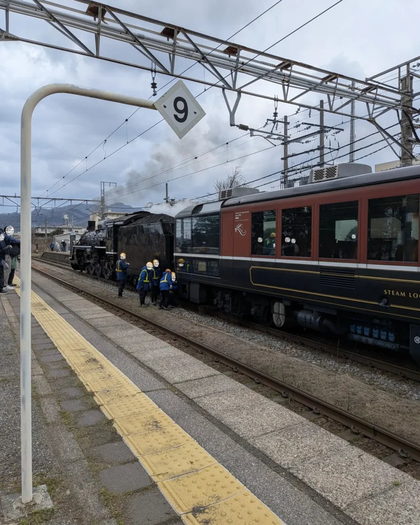 到着後のSL村上ひな街道号の編成を点検している様子。