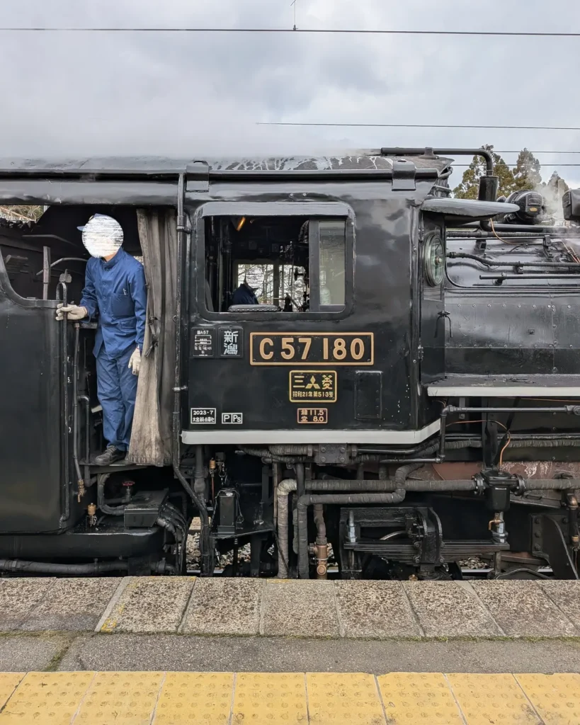 C57 180の運転台まわり。昭和21年の銘板が歴史を感じさせます。